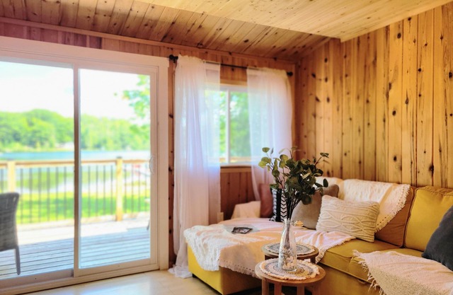 Cozy cottage on quiet lake