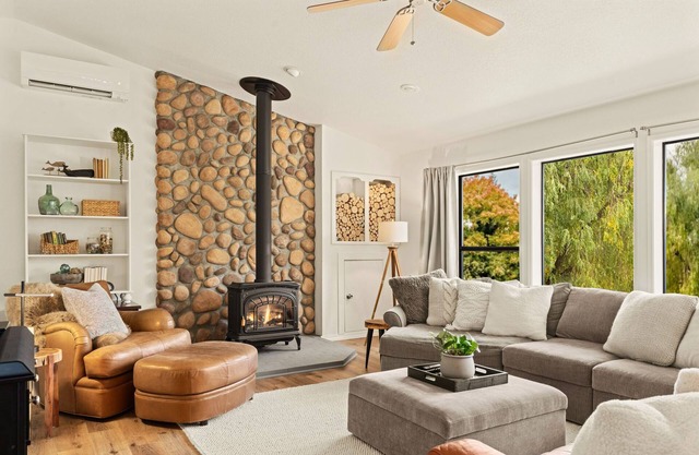 Cozy Cottage On the Puyallup River - Waterfront / Hot Tub