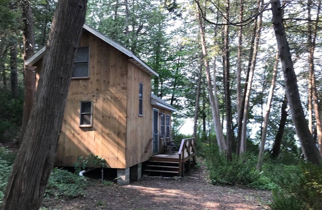 Cozy Cottage on the shores of Lake Champlain with views of the Adirondacks