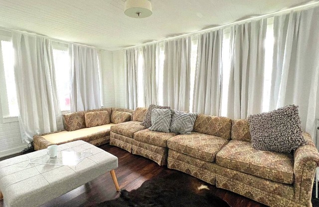 Cozy Cottage / One Block Away FromWater!