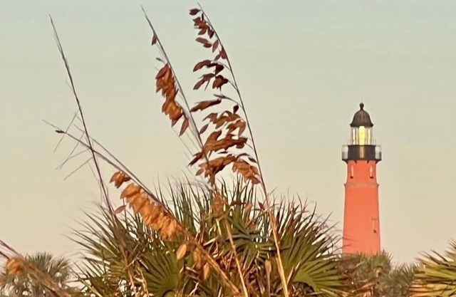 Cozy cottage one block from beautiful Daytona Beach! SPECIAL RATES April & May!