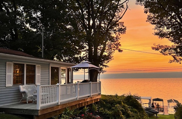 Cozy Cottage Private Dock & 2 Walkable Restaurants