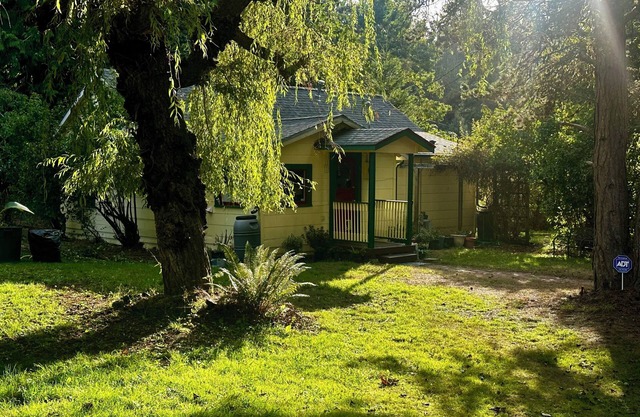Cozy Cottage Retreat w/ Open Air Bath house, one minute walk to Squaxin Park