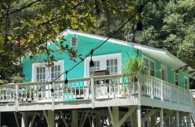 Cozy cottage, scenic trails to river for kayak launch and peaceful fishing.