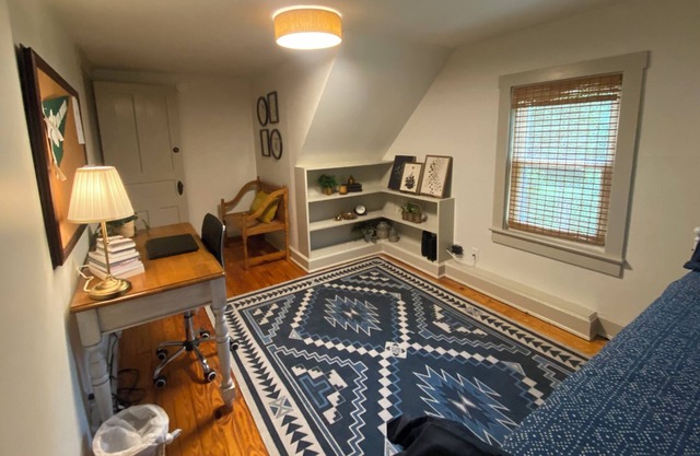 Cozy Cottage, steps from uptown Athens and less than a mile from OU campus!