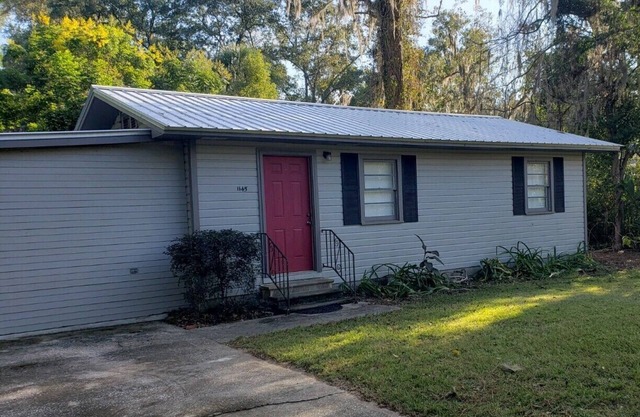Cozy Cottage surrounded by antebelllum homes close to downtown.