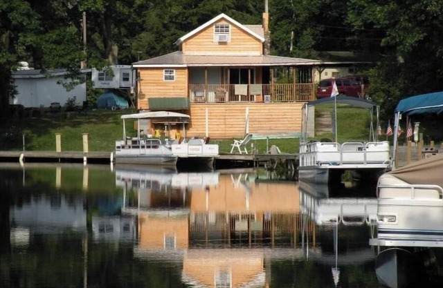 Cozy cottage that sits along canal of Sandy Pond.