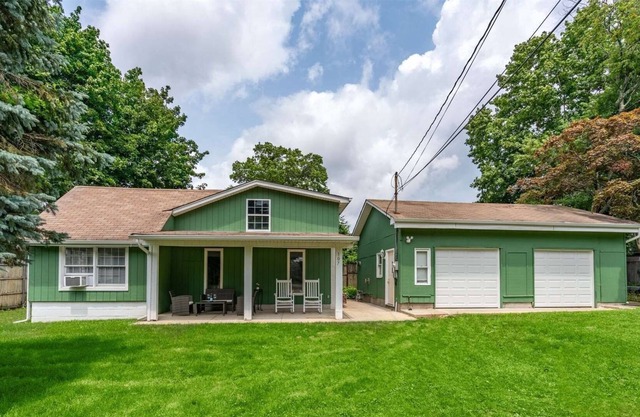 Cozy Cottage- Tucked Away and Private. Close to Village and Shopping.