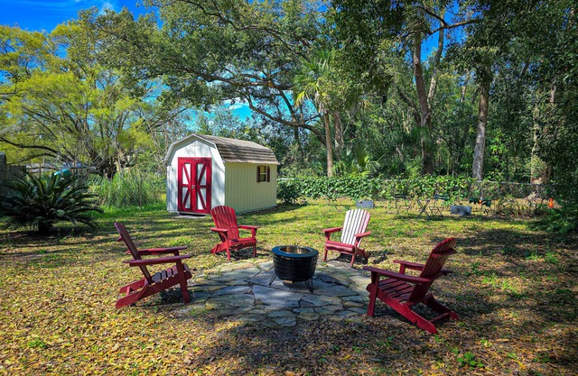 Cozy Cottage Under the Oaks, Pet-Friendly and Minutes from Mt. Dora