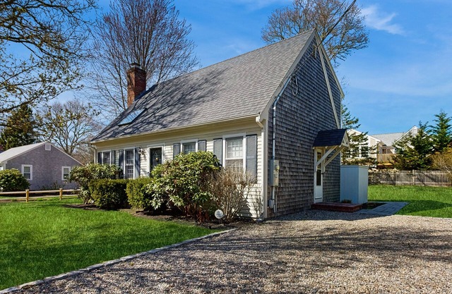 Cozy cottage w/ game room & yard: close to beaches & entertainment