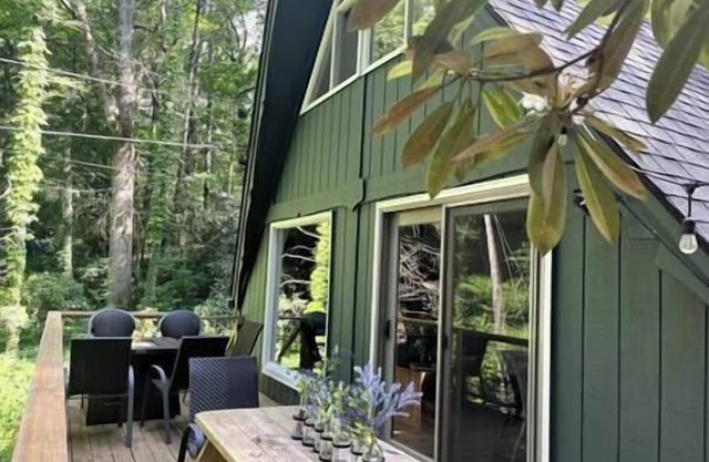 Cozy Cottage w Hot Tub, 5 min walk to Main St