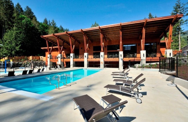 Cozy cottage w/ resort style living near Cultus Lake, perfect for a family stay!