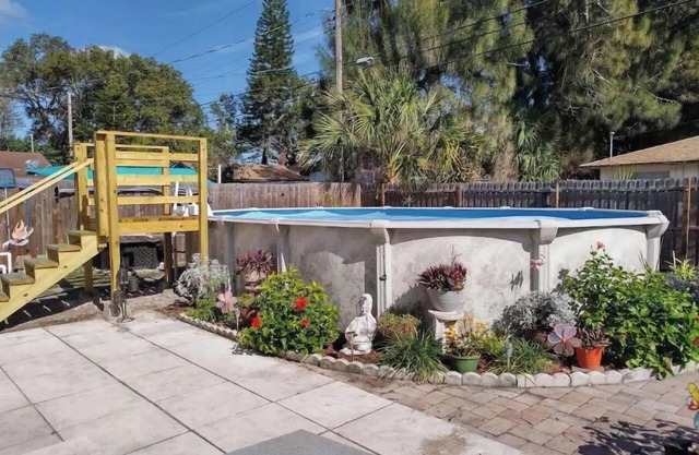 Cozy Cottage w/ Sunporch & Pool, 8 miles to Indian Rocks Beach.