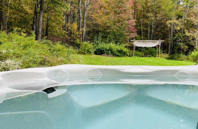 Cozy Cottage with Jacuzzi, Fire Pit and Reading Nook!