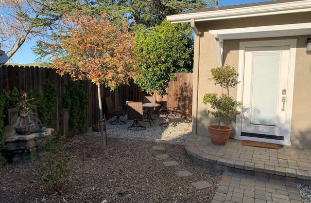Cozy cottage walking distance from bart