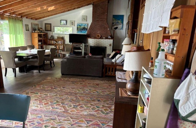 Cozy Cottage, waterfront, pet friendly, very close to attractions / theme parks.