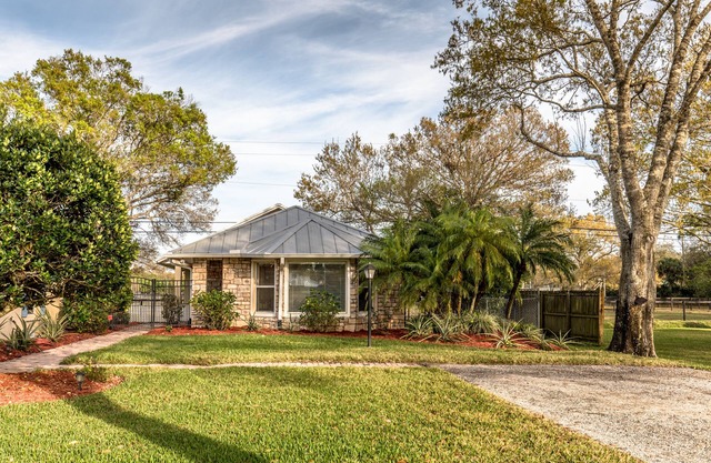 'Another Day In Paradise' Peaceful, Cozy Setting, 2BR/1BA, Dog Friendly,