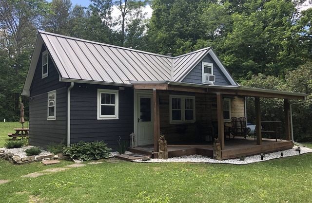 Cozy cottage with firepit, in walking distance to beach and the town!