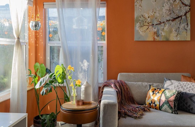 Cozy cottage with hot tub in secret garden near canyons trails, City Heights