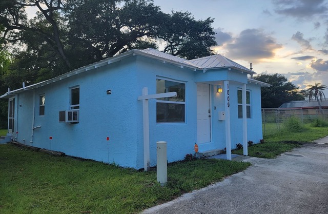 Cozy Cottage with large backyard! Mins from beach