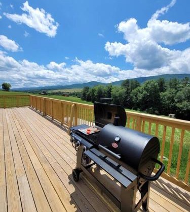 COZY COTTAGE WITH MOUNTAIN VIEW AT LAKEFRONT LOT
