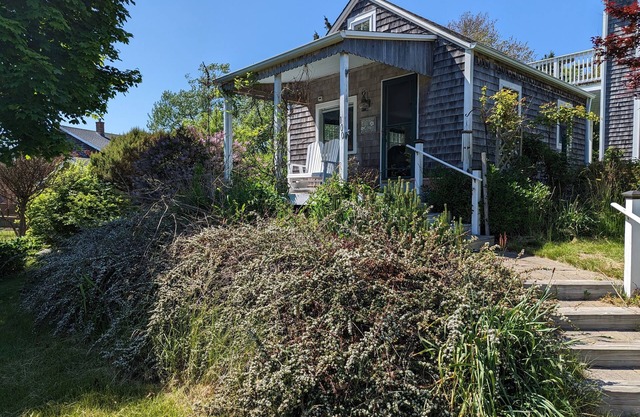 Cozy cottage with Ninigret Pond access and a short walk to the beach