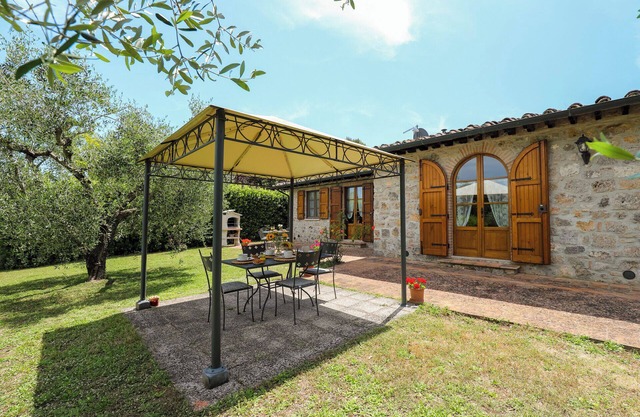Cozy cottage with private pool and garden for al fresco dining