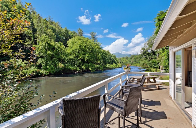 Gemütliches Ferienhaus mit Blick auf den Fluss und die Berge - Feuerstelle im Freien!