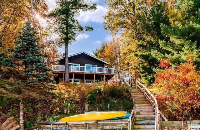 Cozy Cottage with so many amenities, on beautiful Little Hills Lake in Wautoma