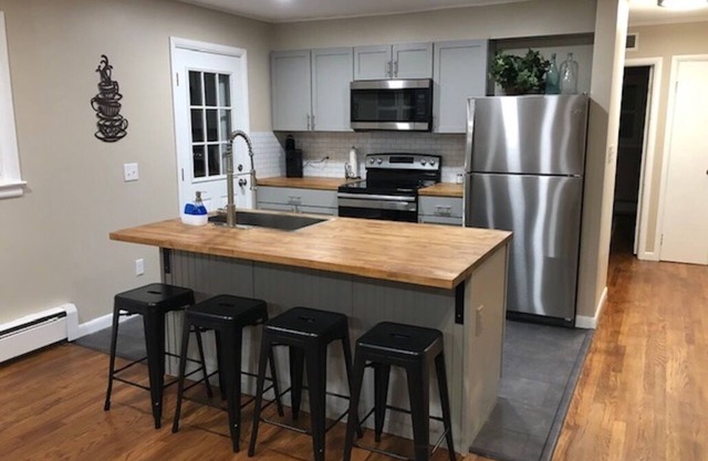 Cozy cottage with pool, walking distance to lake