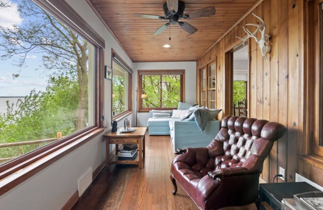 Cozy cottage with fireplace- just steps from golf course!