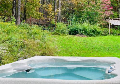 Cozy Cottage with Jacuzzi and Fire Pit and Reading Nook!