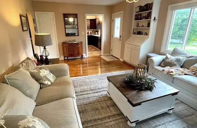 Cozy cottage with walking trails, close to beaches and local history!