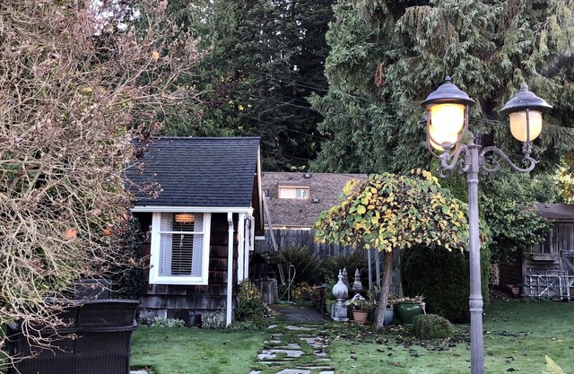 Cozy Cottage with Parklike Gardens
