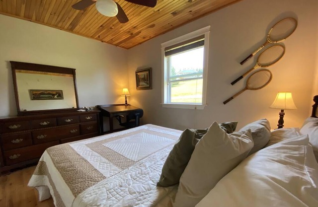 Cozy Cottage With Water View, Kayaks & Hot Tub On The Stanley River
