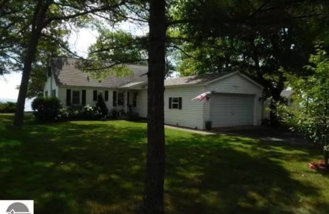 Cozy cottage with WiFi in East Tawas - 3 bedrooms