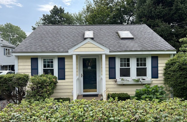 Cozy Cottage Within Walking Distance to Beach