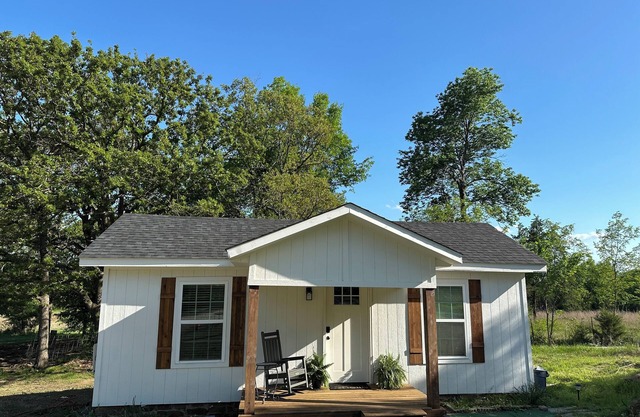 Charming 2-bed cabin in Sand Springs on 7 acres w a pond