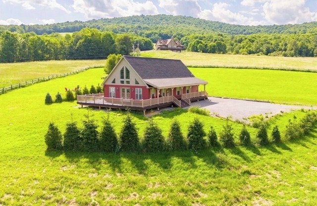 Cozy Country Cabin with Amazing Mountain Farm Views and Nearby Lake! EV-King Bed