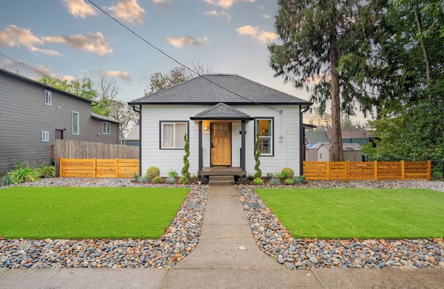 Cozy Country Cottage - 3 bedroom home in Ridgefield, WA.