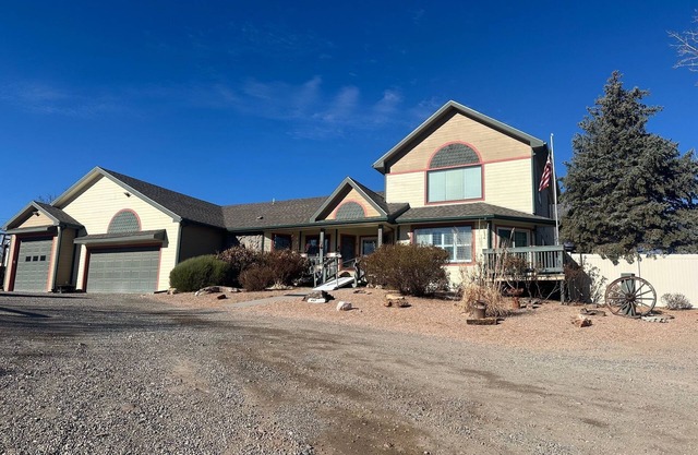 COZY COUNTRY HOME, close to trails and scenic views of the Grand Valley!