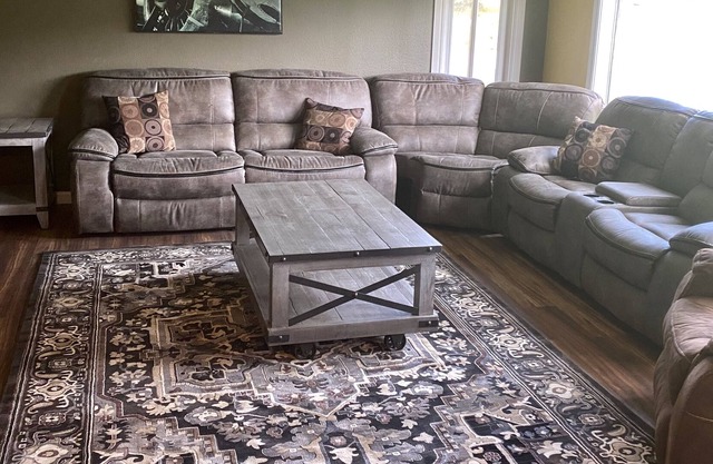 Cozy, Country Home-Beautiful Setting & Recreation