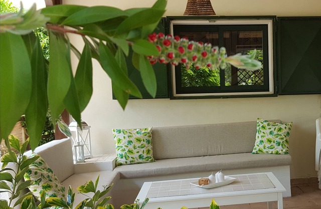 VILLA IN DER LANDSCHAFT IM GRÜN AUF 2 STUFEN. GROßE VERANDA IM FREIEN