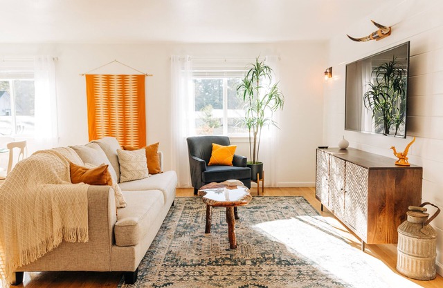 Cozy country retreat 5 minutes from the beach and redwoods.