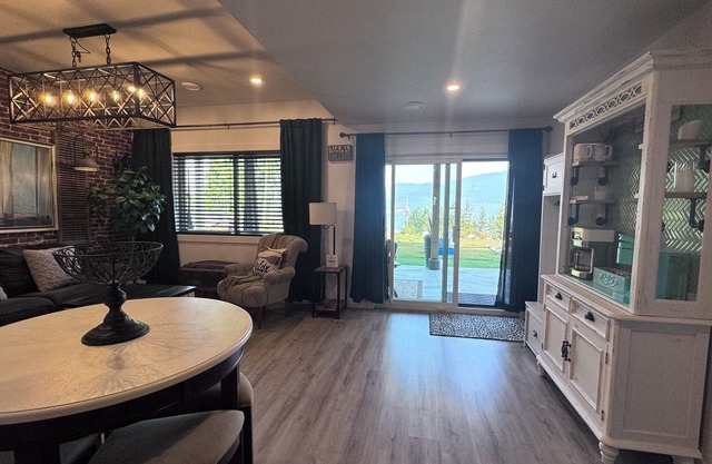 Cozy Country Retreat at the Baker Ranch with hot tub. Pet friendly. Lake view.