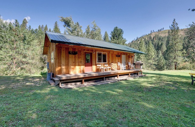 Cozy Countryside Cabin in Robie Creek Park!