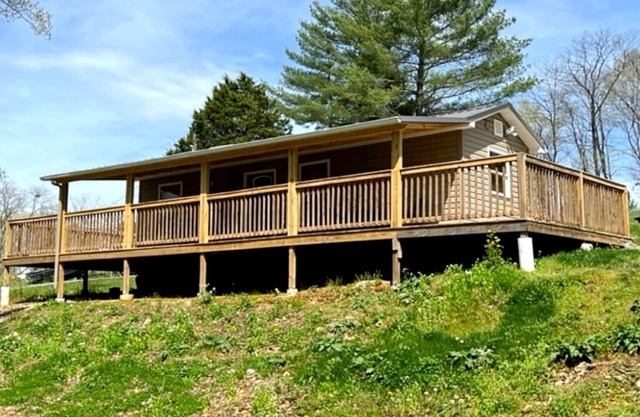 Cozy Cove. A cozy one bedroom tiny home.