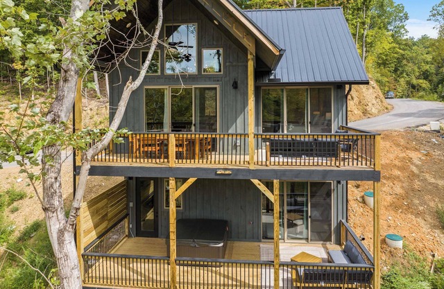 Cozy Cove Retreat | Hot Tub Lakefront Family-Friendly Cabin