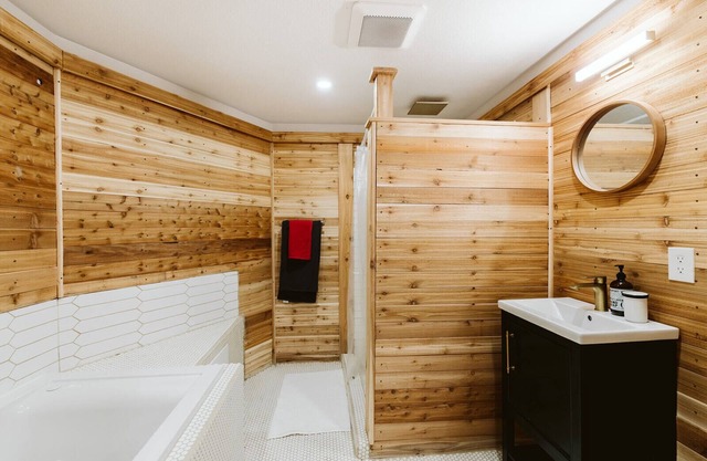 Cozy craftsman studio with luxury bathroom and everything you will need!