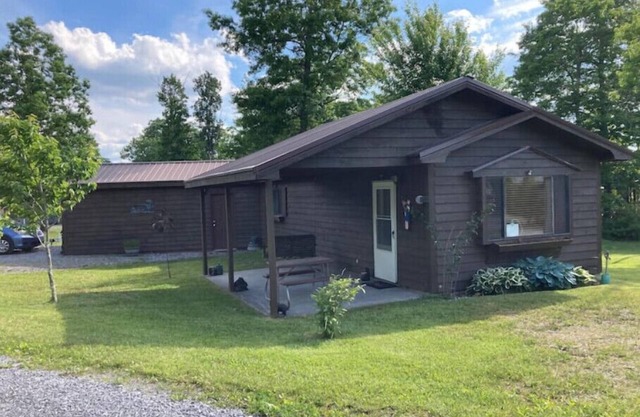 Cozy Creek Cabin: 1-Bedroom Cabin next to Pipestem Resort